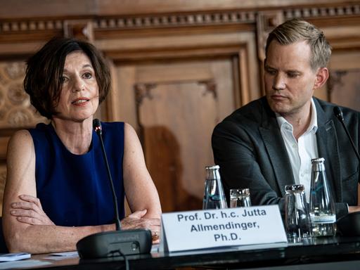 Jutta Allmendinger, Soziologin, und Hendrik Streeck, Virologe, nehmen an einer Pressekonferenz des Sachverständigenausschuss zur Evaluation des Infektionsschutzgesetzes (IfSG) teil