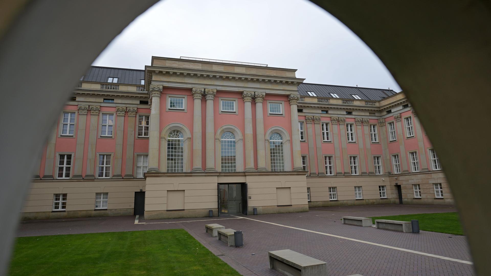Aussenansicht des Brandenburger Landtags mit Sitz in Potsdam