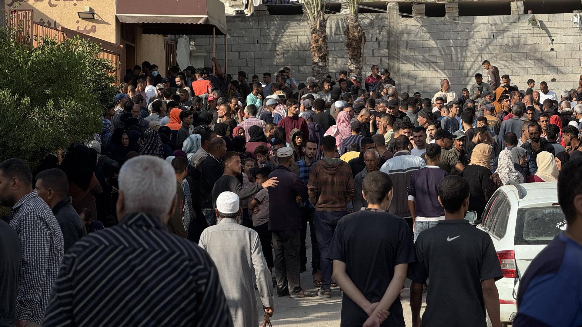 Zahlreiche Menschen stehen am Nasser-Krankenhaus im Gazastreifen. Zahlreiche Menschen stehen am Nasser-Krankenhaus im Gazastreifen.