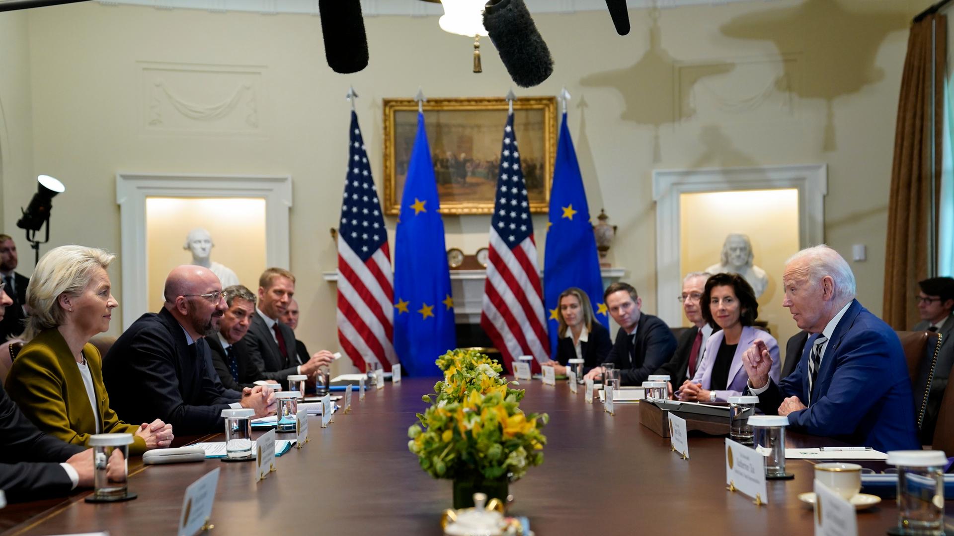 Gipfeltreffen zwischen den USA und der EU: Kommissionspräsidentin von der Leyen, Ratspräsident Michel und US-Präsident Biden Gipfeltreffen zwischen den USA und der EU: Kommissionspräsidentin von der Leyen, Ratspräsident Michel und US-Präsident Biden