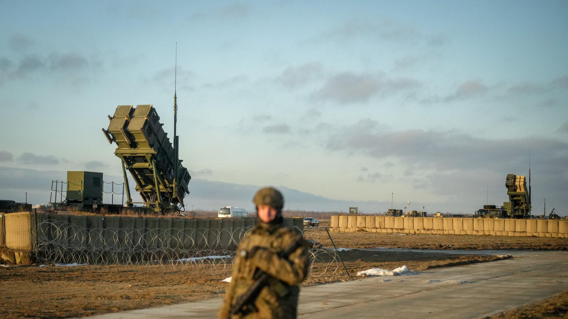 Soldaten der Bundeswehr bewachen das Flugabwehrsystem Patriot. Die Bundeswehr übernimmt mit zwei Patriotsystemen den Schutz der Nato Ostflanke mit der Logistikkette für die Versorgung der Ukraine.