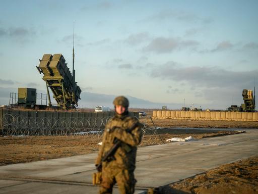 Soldaten der Bundeswehr bewachen das Flugabwehrsystem Patriot. Die Bundeswehr übernimmt mit zwei Patriotsystemen den Schutz der Nato Ostflanke mit der Logistikkette für die Versorgung der Ukraine.