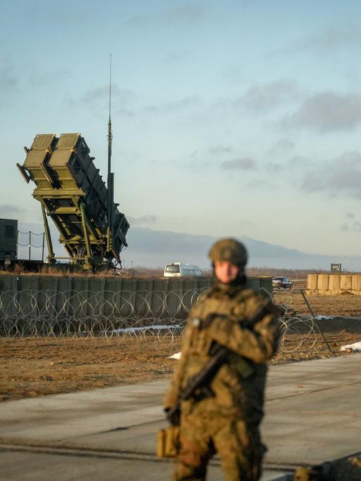 Soldaten der Bundeswehr bewachen das Flugabwehrsystem Patriot. Die Bundeswehr übernimmt mit zwei Patriotsystemen den Schutz der Nato Ostflanke mit der Logistikkette für die Versorgung der Ukraine.