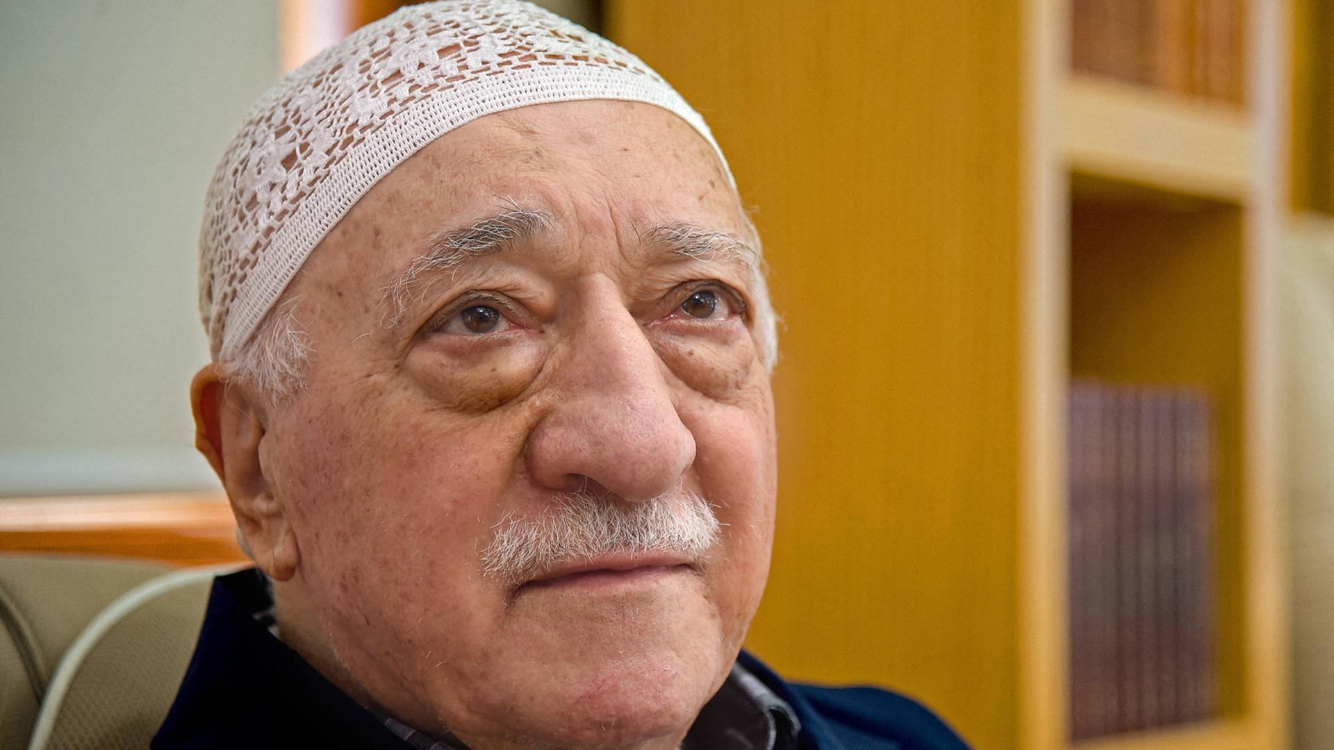 Fethullah Gülen trägt eine Mütze und schaut nach oben