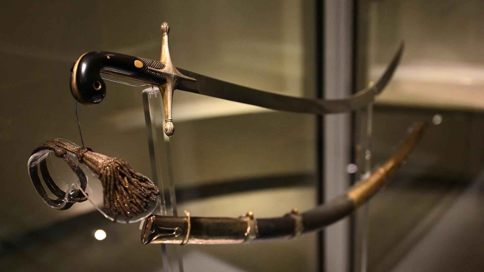 Der gekrümmte Säbel des argentinischen Nationalhelden General José de San Martín ist am 4. Februar 2026 im Nationalen Historischen Museum in Buenos Aires zu sehen. Der gekrümmte Säbel des argentinischen Nationalhelden General José de San Martín ist am 4. Februar 2026 im Nationalen Historischen Museum in Buenos Aires zu sehen.