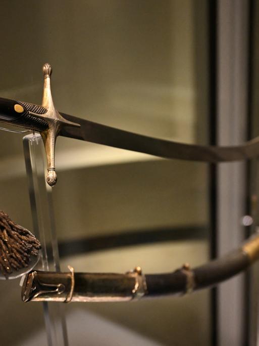 Der gekrümmte Säbel des argentinischen Nationalhelden General José de San Martín ist am 4. Februar 2026 im Nationalen Historischen Museum in Buenos Aires zu sehen. 