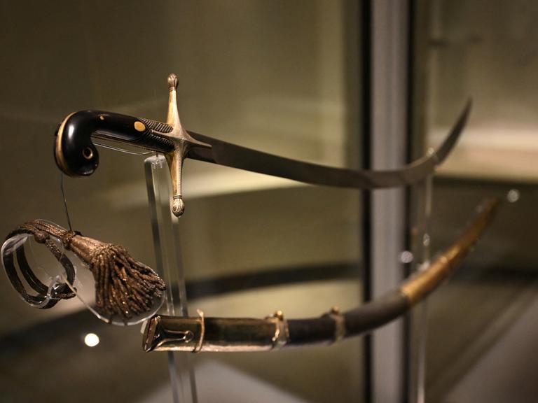 Der gekrümmte Säbel des argentinischen Nationalhelden General José de San Martín ist am 4. Februar 2026 im Nationalen Historischen Museum in Buenos Aires zu sehen. 