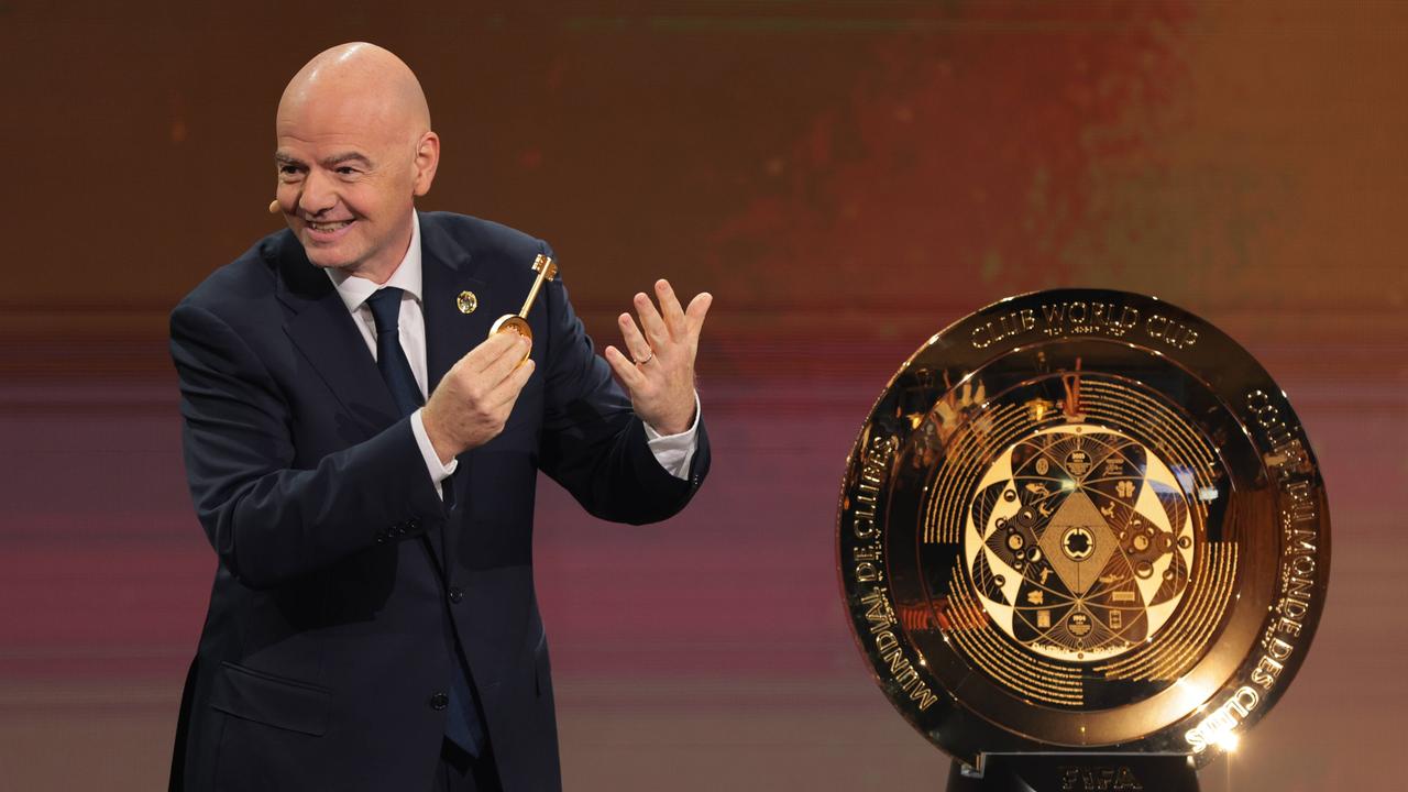 Gianni Infantino präsentiert die Trophäe der FIFA Klub-Weltmeisterschaft während der Auslosung der Klub-Weltmeisterschaft in den Telemundo-Studios.