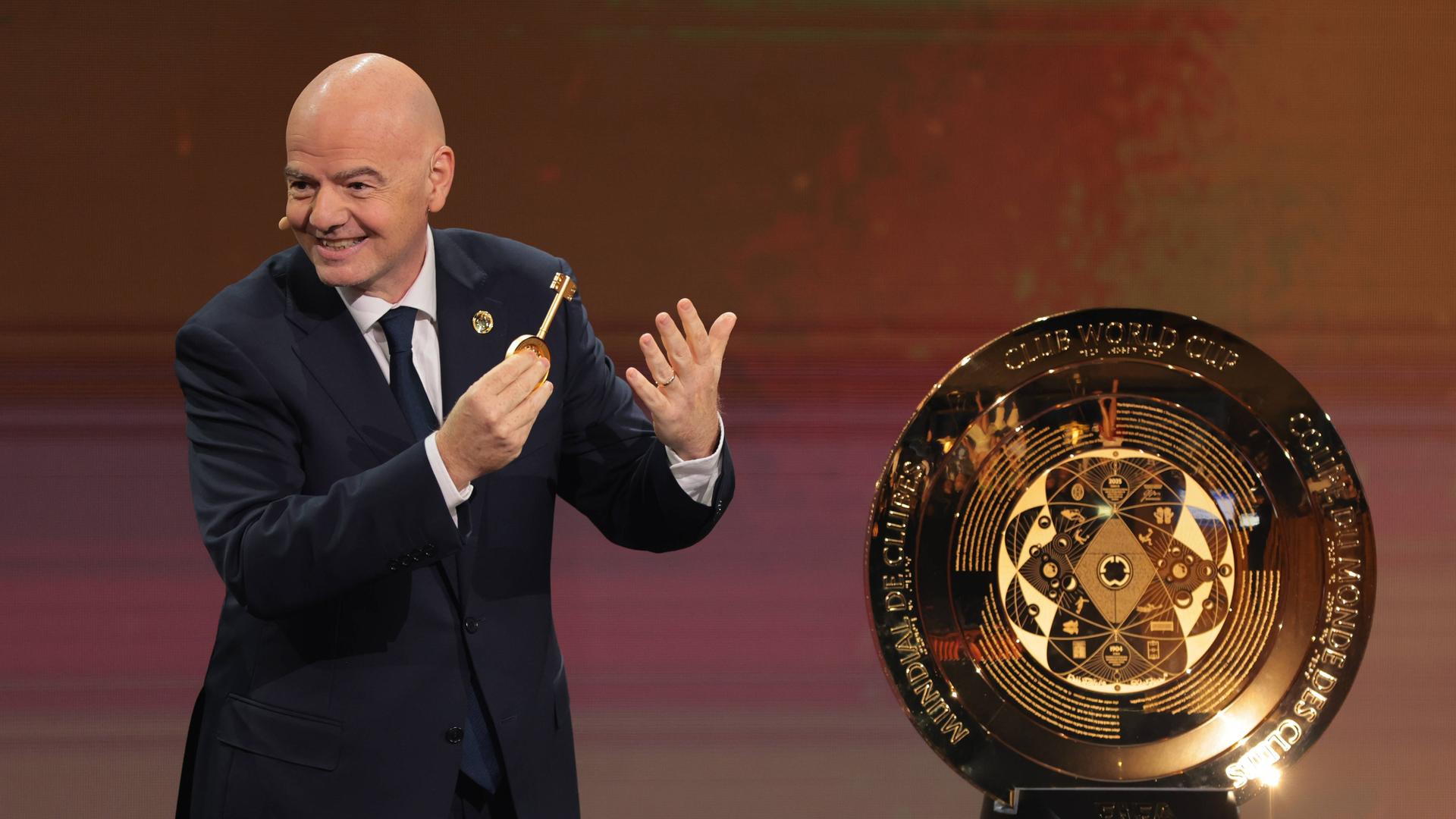 Gianni Infantino präsentiert die Trophäe der FIFA Klub-Weltmeisterschaft während der Auslosung der Klub-Weltmeisterschaft in den Telemundo-Studios.