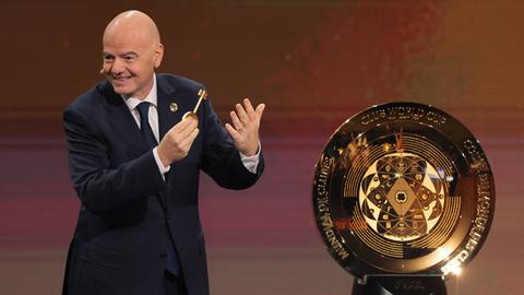 Gianni Infantino präsentiert die Trophäe der FIFA Klub-Weltmeisterschaft während der Auslosung der Klub-Weltmeisterschaft in den Telemundo-Studios.