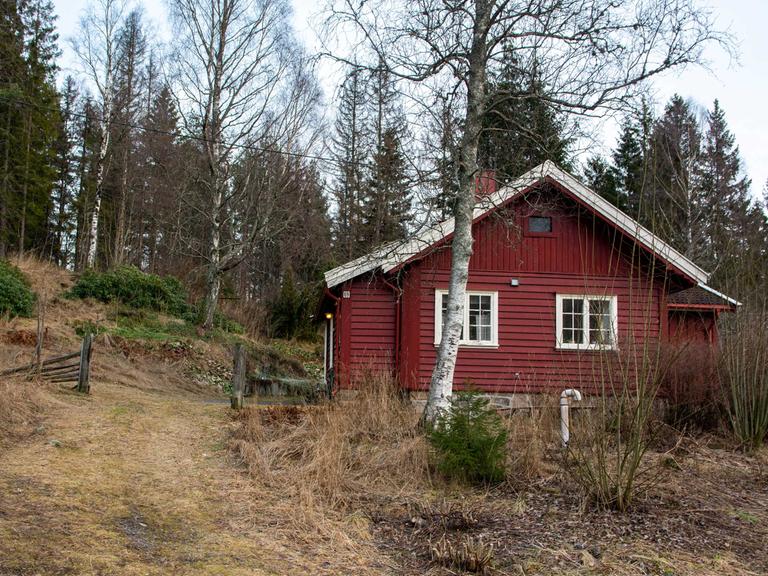 Ein rotes Haus am Waldrand in Norwegen.