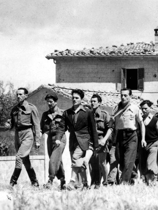 Italienische Partisanen marschieren durch die Stadt Montalcino in Italien im Sommer 1944.