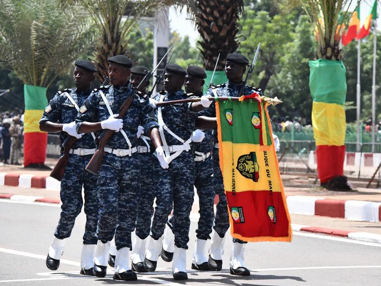 Die malische Armee nimmt am 22. September 2025 in der Hauptstadt Bamako an einer großen Parade anlässlich des 65. Jahrestags der Unabhängigkeit Malis teil. 