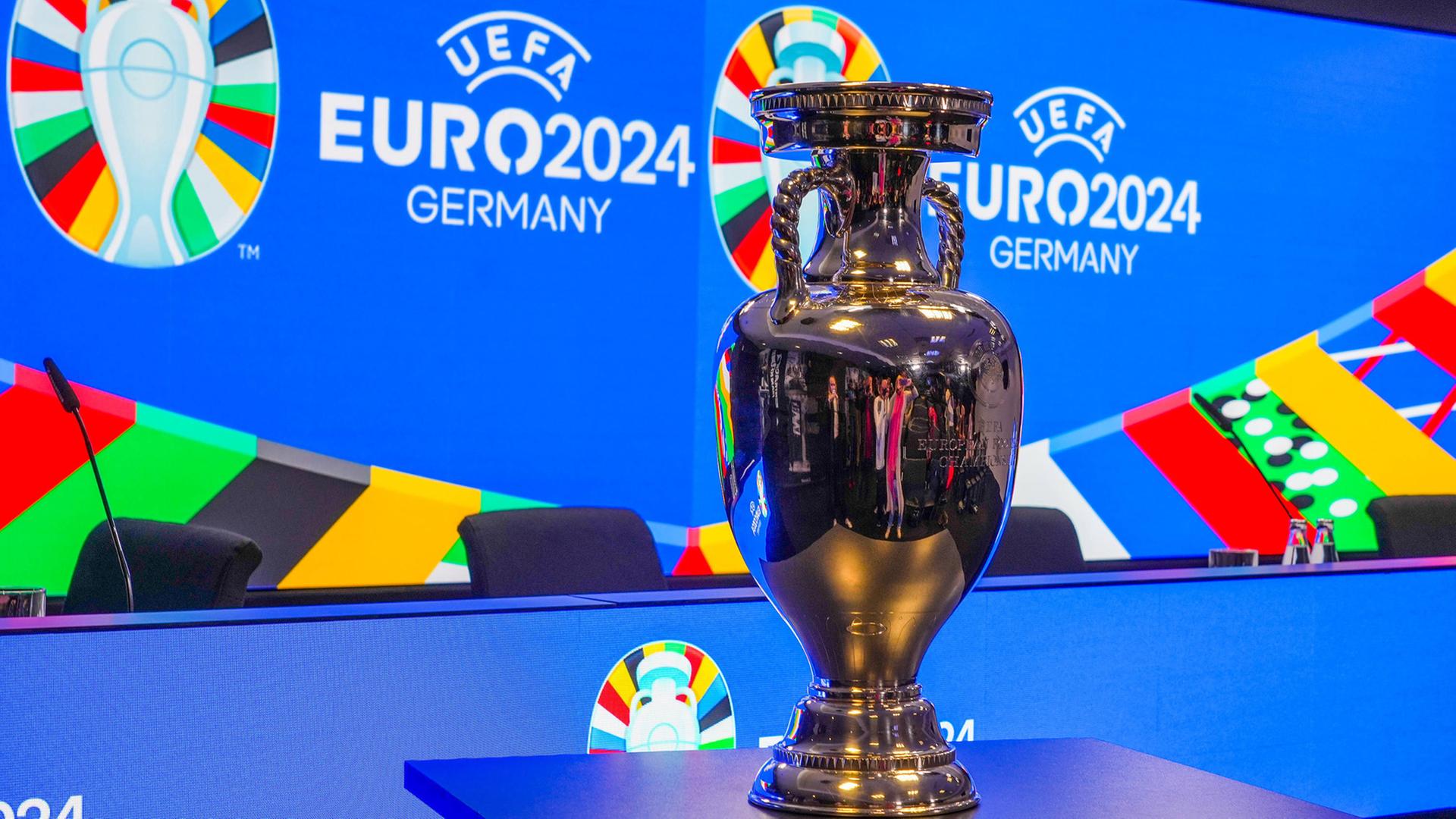 Der EM-Pokal bei der Präsentation für die Fußball-Europameisterschaft 2024 in Deutschland