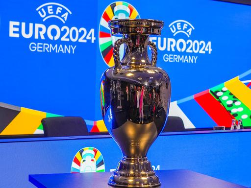 Der EM-Pokal bei der Präsentation für die Fußball-Europameisterschaft 2024 in Deutschland 