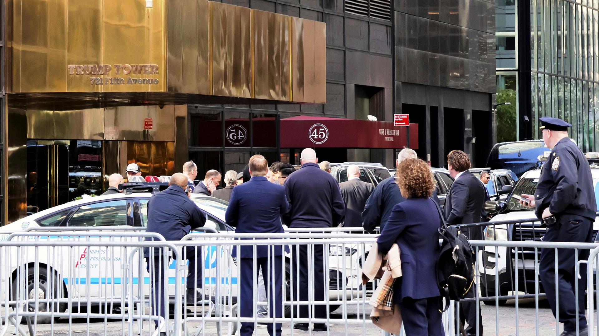 Die Straße am Trump Tower in New York ist komplett von der Polizei gesperrt, viele Menschen stehen hinter den Absperrungen. Die Straße am Trump Tower in New York ist komplett von der Polizei gesperrt, viele Menschen stehen hinter den Absperrungen.