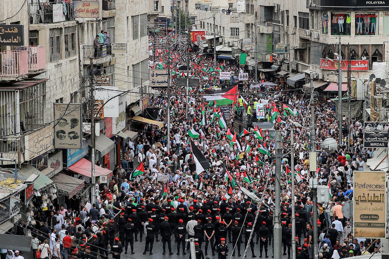 Zu sehen ist ein Demonstrationszug in Amman, der Hauptstadt Jordaniens.