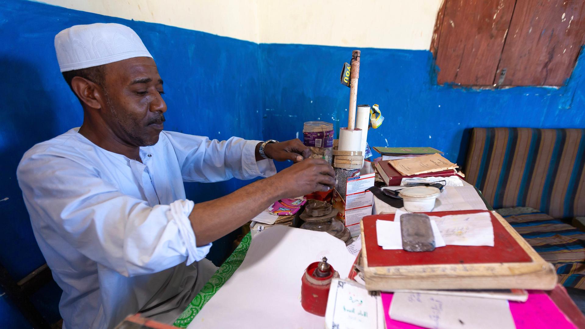 Ein traditioneller kenianischer Heiler bereitet in seinem Haus ein Mittel zu.