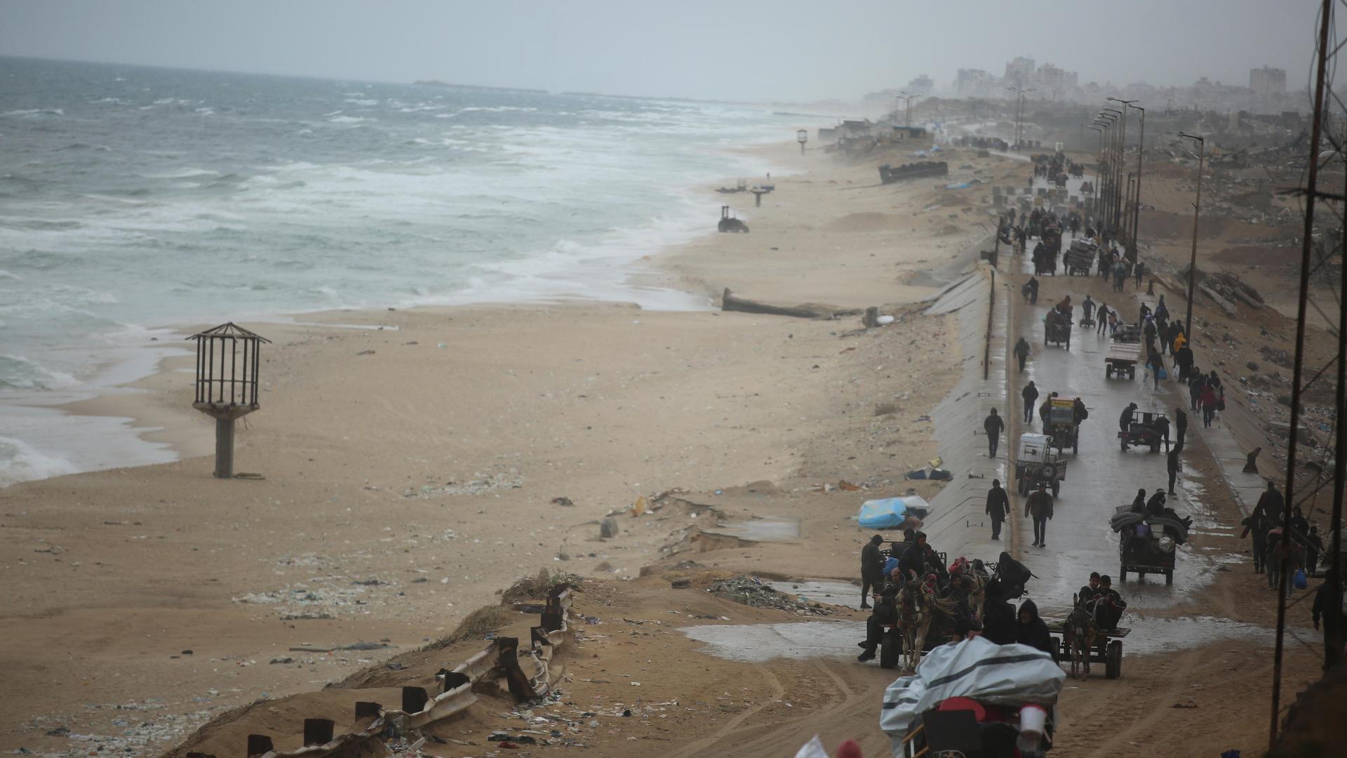 Eine Straße am Rand des sandigen Küstenstreifens: Vertriebene Palästinenser kehren nach dem Waffenstillstand zwischen Israel und der Hamas in Gaza am 5. Februar 2025 in ihre Häuser im nördlichen Nuseirat-Gebiet zurück.