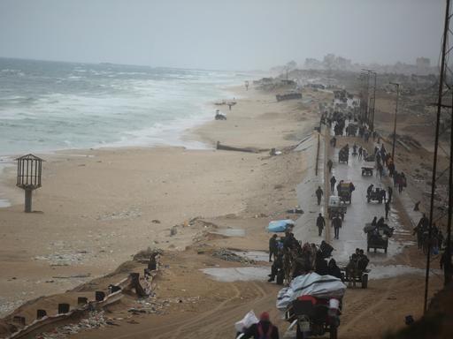 Eine Straße am Rand des sandigen Küstenstreifens: Vertriebene Palästinenser kehren nach dem Waffenstillstand zwischen Israel und der Hamas in Gaza am 5. Februar 2025 in ihre Häuser im nördlichen Nuseirat-Gebiet zurück.