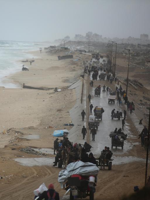 Eine Straße am Rand des sandigen Küstenstreifens: Vertriebene Palästinenser kehren nach dem Waffenstillstand zwischen Israel und der Hamas in Gaza am 5. Februar 2025 in ihre Häuser im nördlichen Nuseirat-Gebiet zurück.