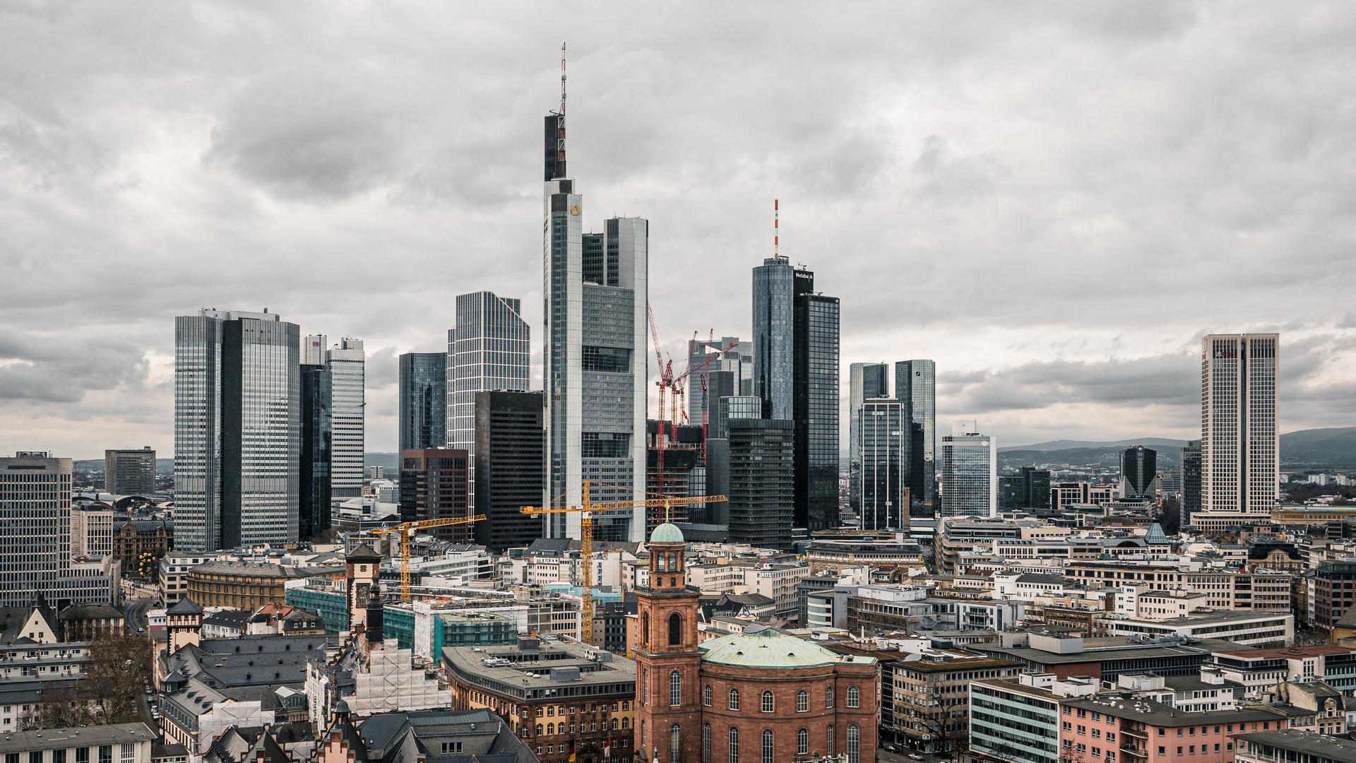 Aus der Vogelperspektive ist die Frankfurter Skyline mit den Hochhäusern im Stadtzentrum zu sehen.