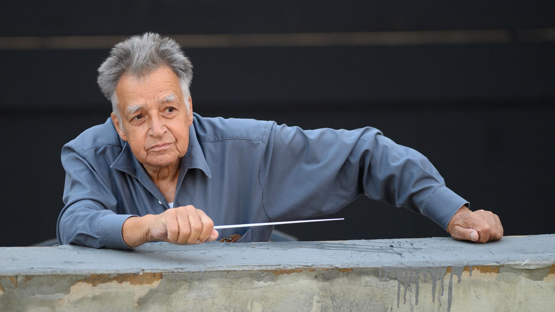 Der Dirigent Peter Gülke lehnt sich während der Medienprobe "Fidelio oder die eheliche Liebe" (Ludwig van Beethoven) in einer Inszenierung von Georg Quander an der Kammeroper Schloß Rheinsberg aus seinem Orchestergraben.