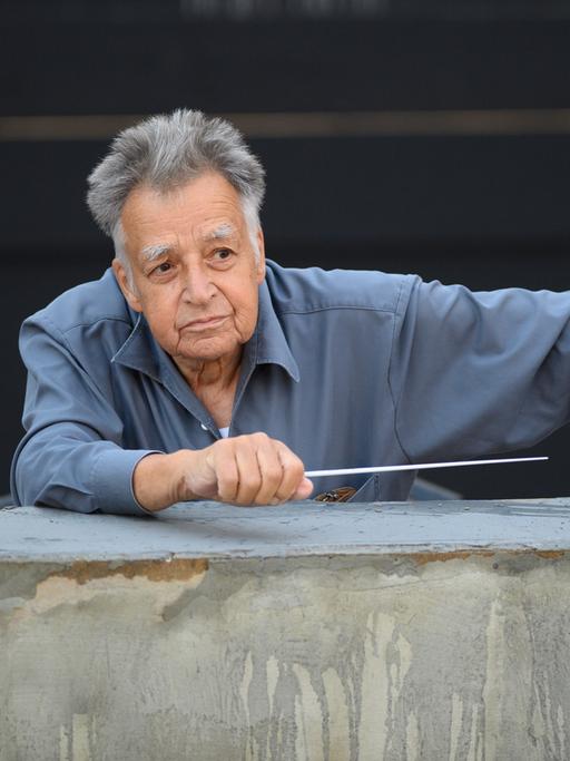 Der Dirigent Peter Gülke lehnt sich während der Medienprobe "Fidelio oder die eheliche Liebe" (Ludwig van Beethoven) in einer Inszenierung von Georg Quander an der Kammeroper Schloß Rheinsberg aus seinem Orchestergraben.