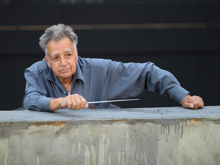 Der Dirigent Peter Gülke lehnt sich während der Medienprobe "Fidelio oder die eheliche Liebe" (Ludwig van Beethoven) in einer Inszenierung von Georg Quander an der Kammeroper Schloß Rheinsberg aus seinem Orchestergraben.