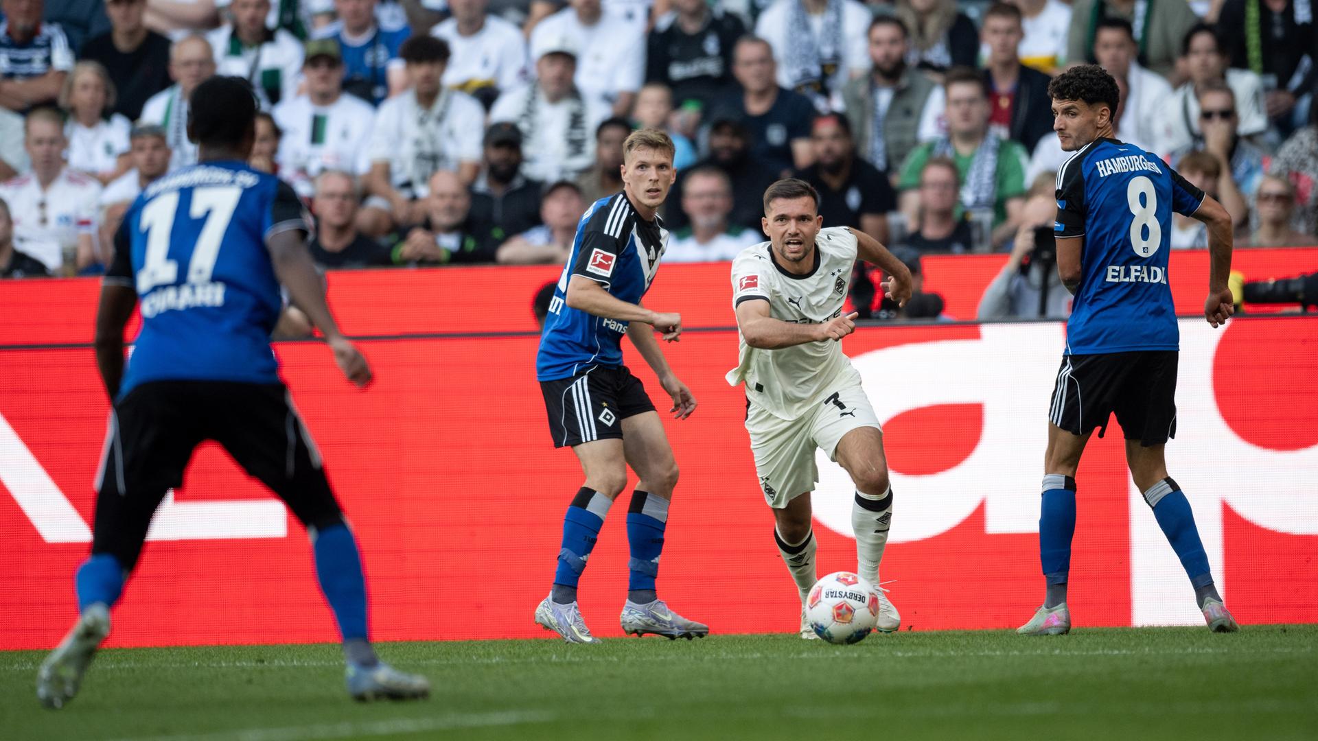 Fußball-Bundesliga, Borussia Mönchengladbach - Hamburger SV: Kevin Stöger (Mitte, Borussia Mönchengladbach) in Aktion am Ball.
