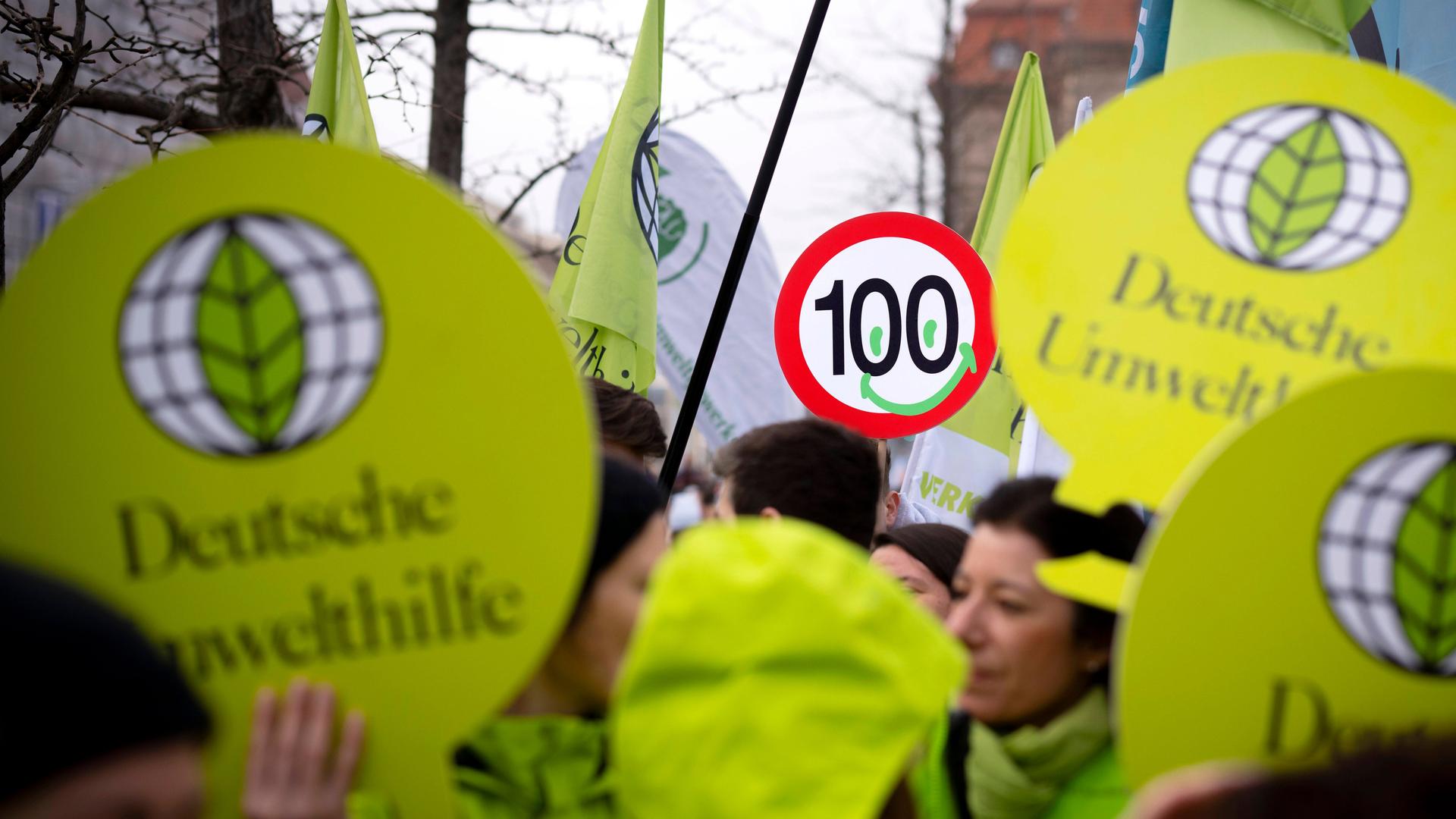 Zu sehen sind Logos der Deutschen Umwelthilfe bei einer Demonstration. Zu sehen sind Logos der Deutschen Umwelthilfe bei einer Demonstration.
