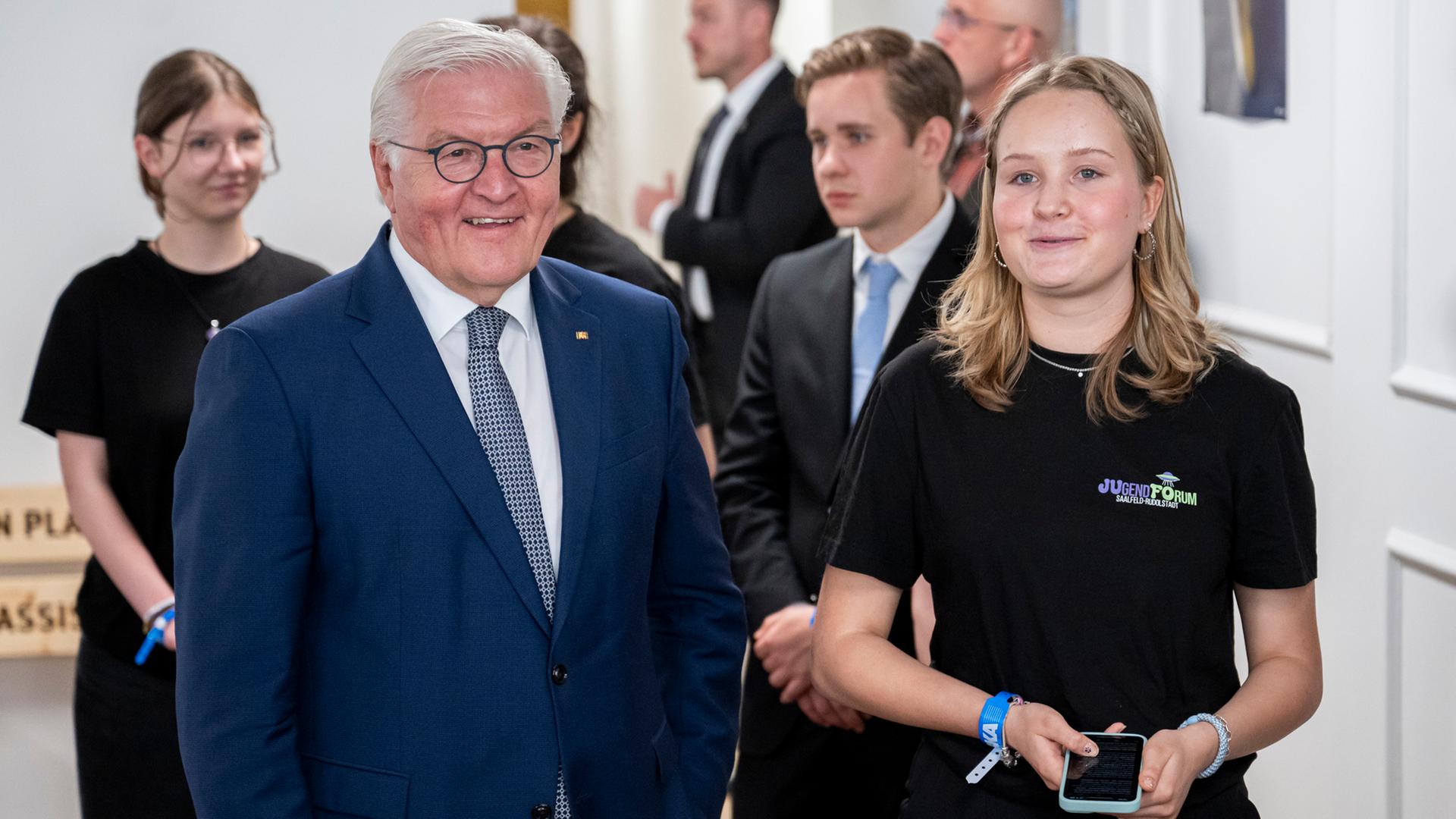 Frank-Walter Steinmeier beim Austausch mit Jugendlichen. Er lächelt.