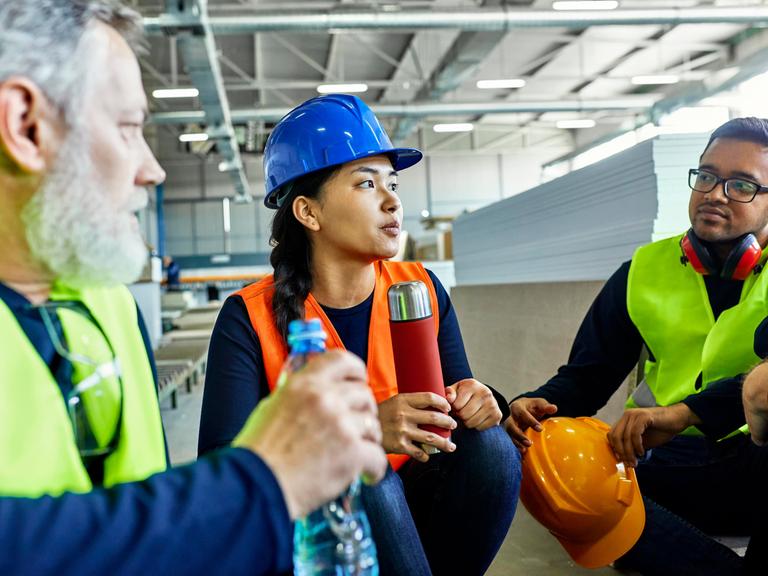Mitarbeiter einer Fabrik bei der Mittagspause (Symbolfoto)