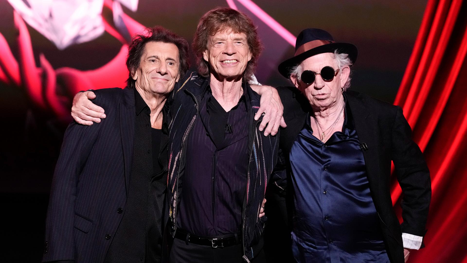 Ronnie Wood (v.l.n.r), Mick Jagger und Keith Richards posieren bei der Pressekonferenz zum Erscheinen des neuen Rolling Stones Album "Hackney Diamonds" für ein Foto. Ronnie Wood (v.l.n.r), Mick Jagger und Keith Richards posieren bei der Pressekonferenz zum Erscheinen des neuen Rolling Stones Album "Hackney Diamonds" für ein Foto.