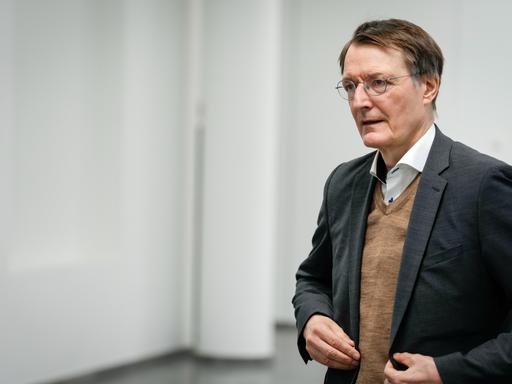 Karl Lauterbach, Bundesminister für Gesundheit bei seiner Ankunft zur Übergabe von Reformvorschlägen der Regierungskommission für eine moderne und bedarfsgerechte Krankenhausversorgung, im Bundesgesundheitsministerium