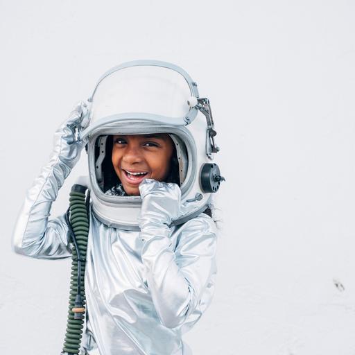 Ein Mädchen in einem Raumfahrtanzug. 