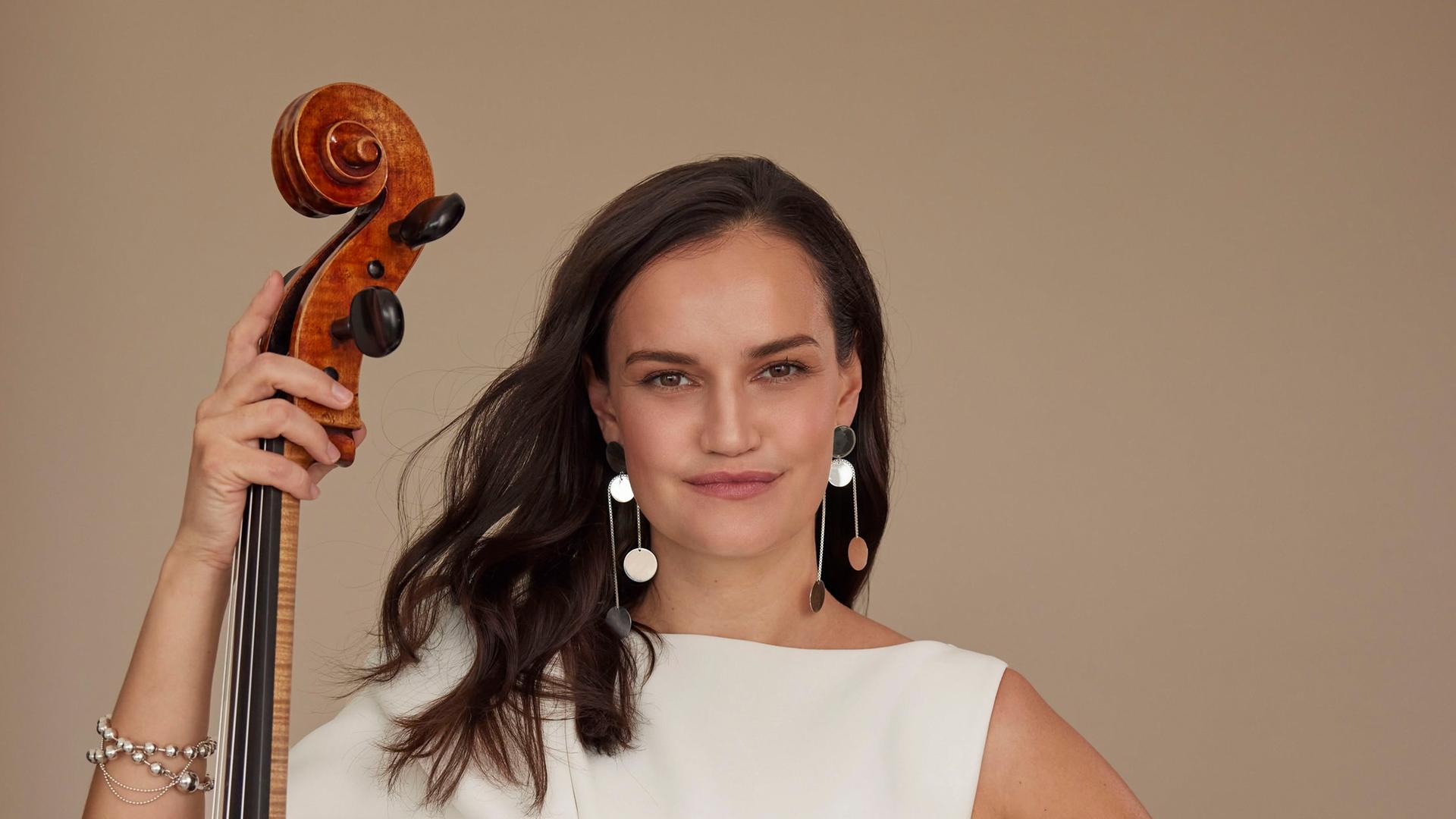 Raphaela Gromes legt nach ihrem Album "Femmes" ihr Folgeprojekt mit weiteren Werken von Komponistinnen vor. Raphaela Gromes legt nach ihrem Album "Femmes" ihr Folgeprojekt mit weiteren Werken von Komponistinnen vor.