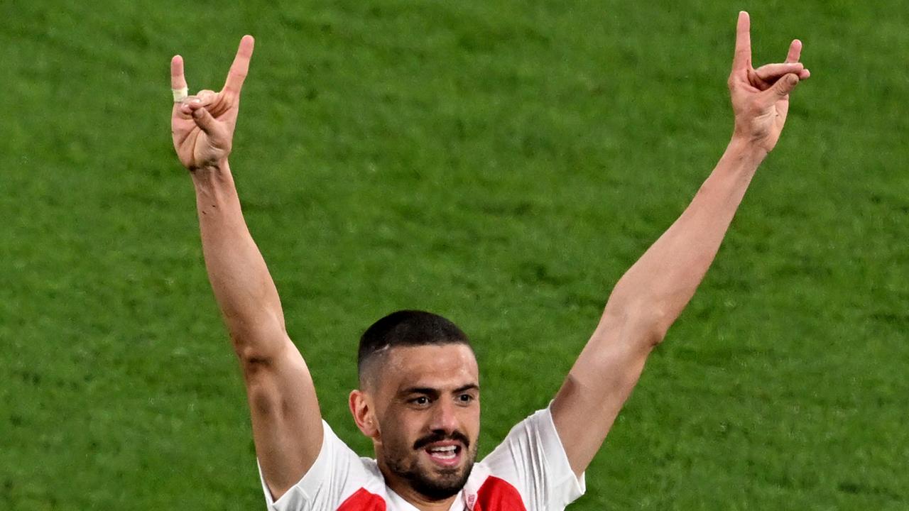 Der türkische Fußball-Nationalspieler Merih Demiral jubelt nach seinem zweiten Treffer im EM-Achtelfinale gegen Österreich. Dabei formt er seine Hände zum sogenannten Wolfsgruß.