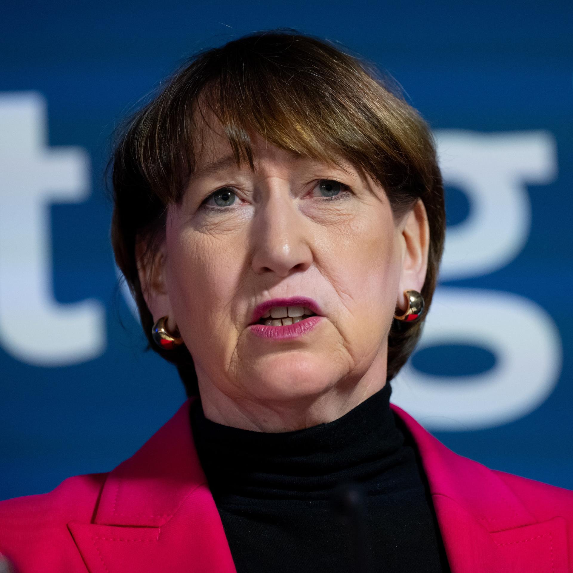 Hildegard Müller, Präsidentin des Automobilverbands VDA, nimmt nach einem Automobilgipfel an einer Pressekonferenz teil. 
