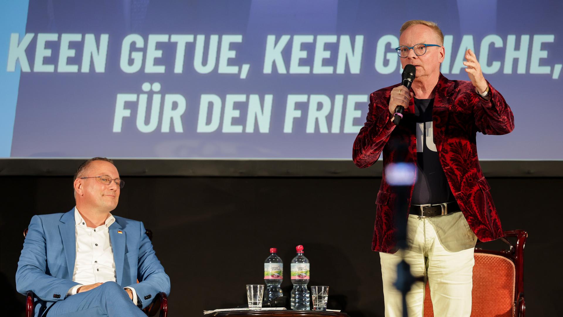 Uwe Steimle (r), Kabarettist, spricht neben Tino Chrupalla, AfD-Bundesvorsitzender, auf einer Veranstaltung der AfD Sachsen-Anhalt. Uwe Steimle (r), Kabarettist, spricht neben Tino Chrupalla, AfD-Bundesvorsitzender, auf einer Veranstaltung der AfD Sachsen-Anhalt.