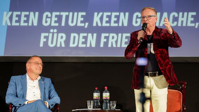 Uwe Steimle (r), Kabarettist, spricht neben Tino Chrupalla (AfD), Bundesvorsitzender, auf einer Veranstaltung der AfD Sachsen-Anhalt.