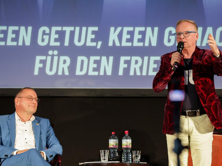 Uwe Steimle (r), Kabarettist, spricht neben Tino Chrupalla (AfD), Bundesvorsitzender, auf einer Veranstaltung der AfD Sachsen-Anhalt.