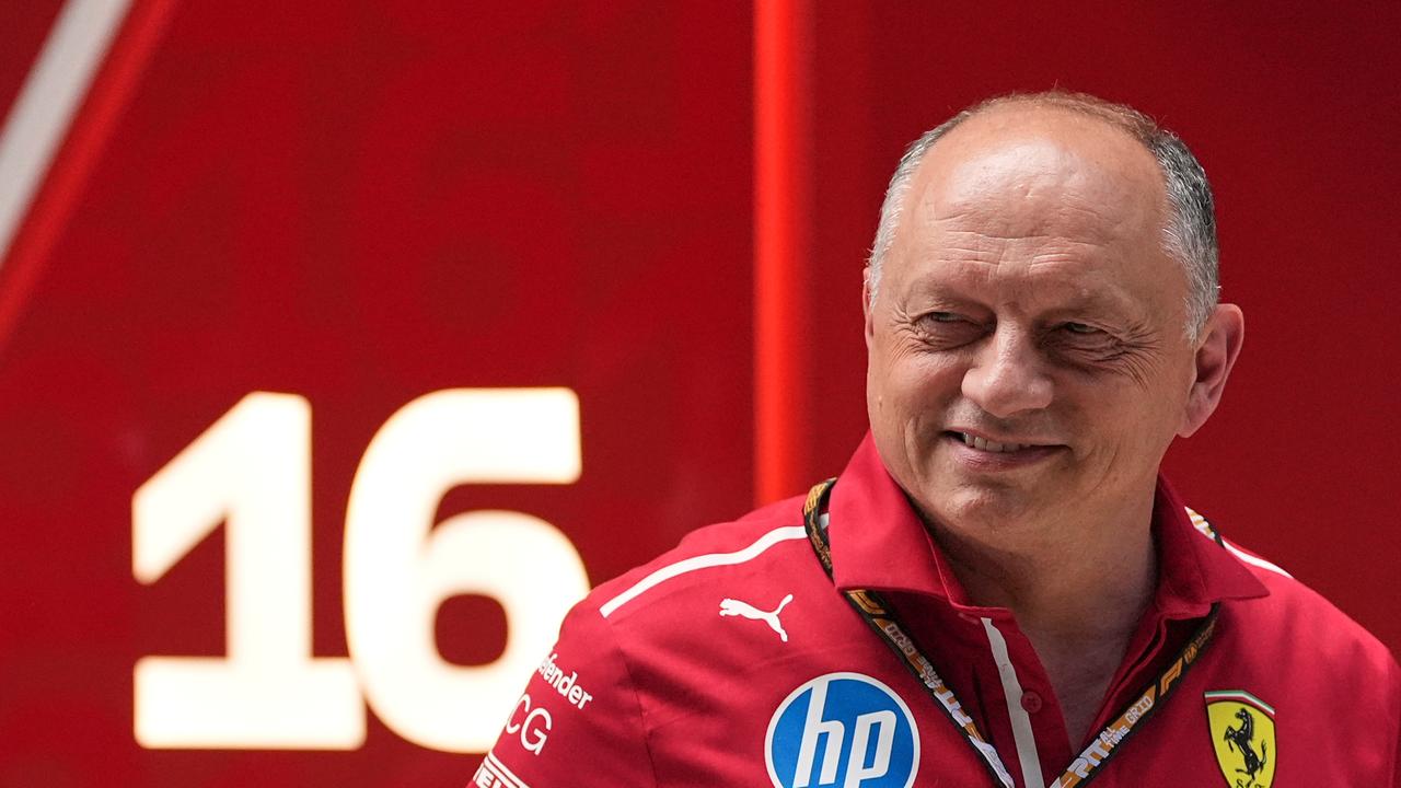 Ferrari-Teamchef Frederic Vasseur steht am Eingang der Ferrari-Garage und lächelt.