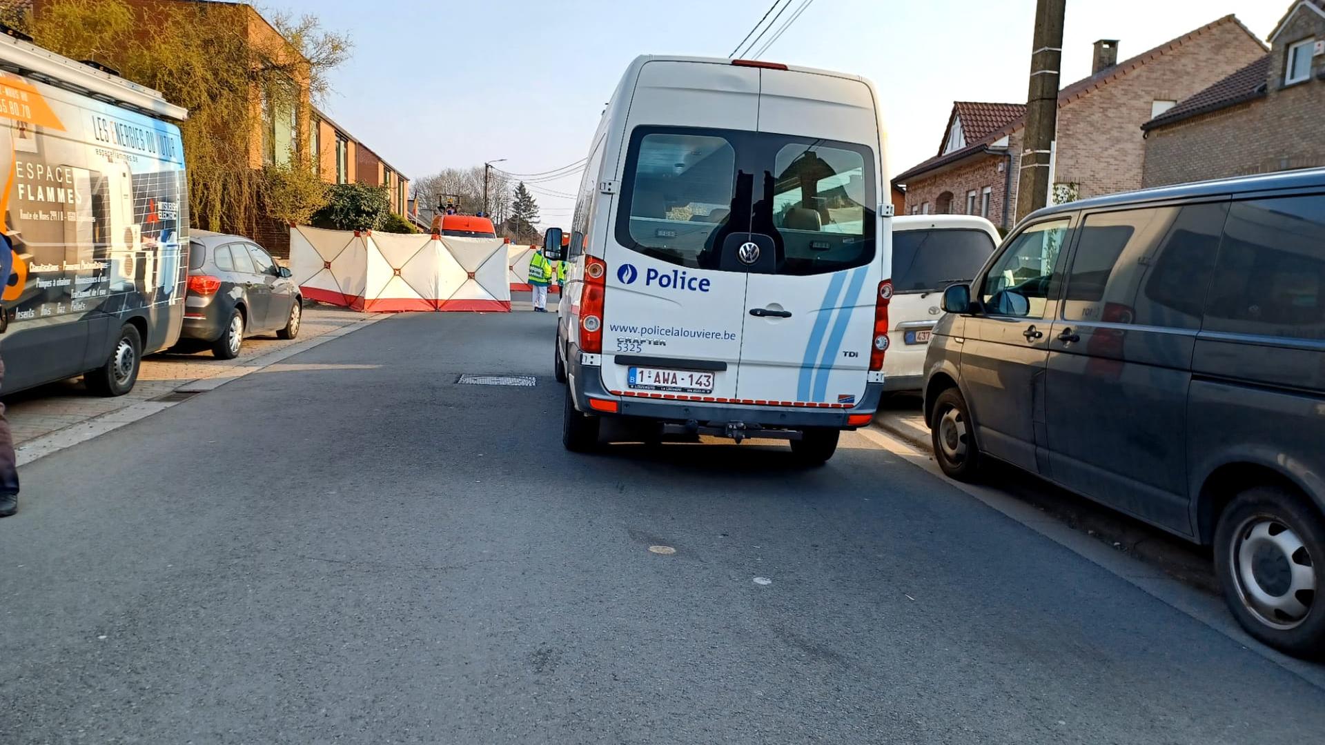 Ein Einsatzwagen der Polizei steht am Unglücksort im belgischen Strépy-Bracquegnies. Ein Einsatzwagen der Polizei steht am Unglücksort im belgischen Strépy-Bracquegnies.