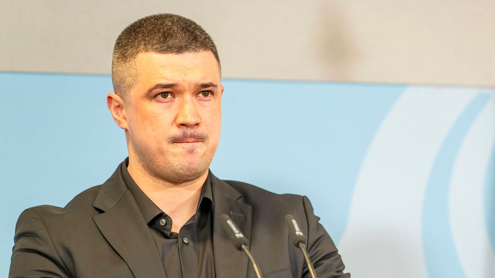 Mychajlo Fedorow steht an einem Rednerpult vor zwei Mikrofonen. Mychajlo Fedorow steht an einem Rednerpult vor zwei Mikrofonen.