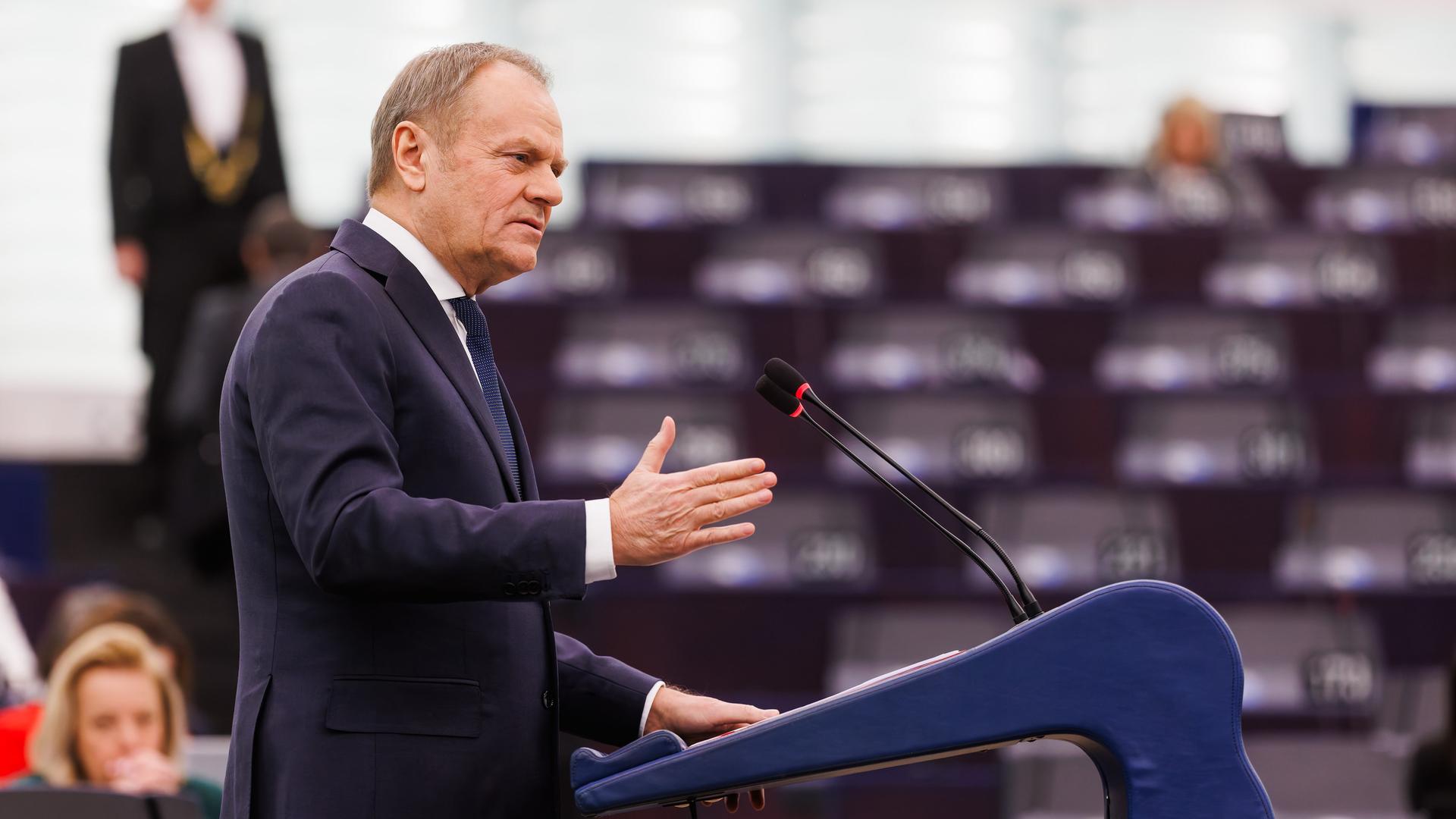 Straßburg: Donald Tusk, Ministerpräsident von Polen, steht im Gebäude des Europäischen Parlaments und spricht.