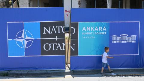 Ein Kind geht an einer Werbetafel für den NATO-Gipfel in Ankara, Türkei, vorbei. 