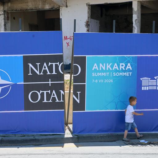 Ein Kind geht an einer Werbetafel für den NATO-Gipfel in Ankara, Türkei, vorbei. 