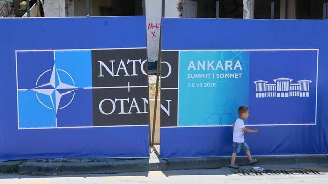 Ein Kind geht an einer Werbetafel für den NATO-Gipfel in Ankara, Türkei, vorbei. 