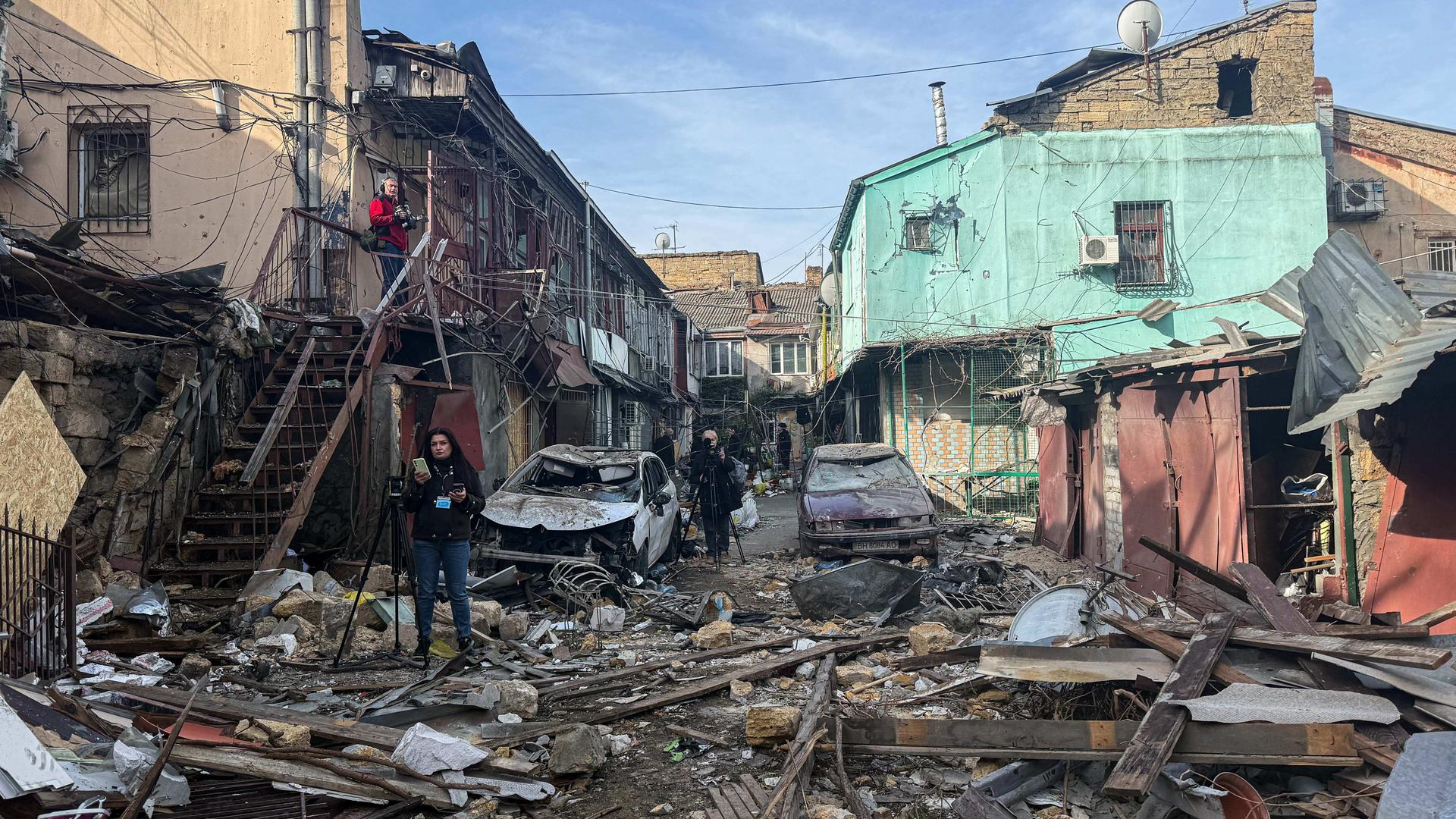 Beschädigte Häuser, Autos und Trümmerteile nach einem russischen Angriff in Odessa.